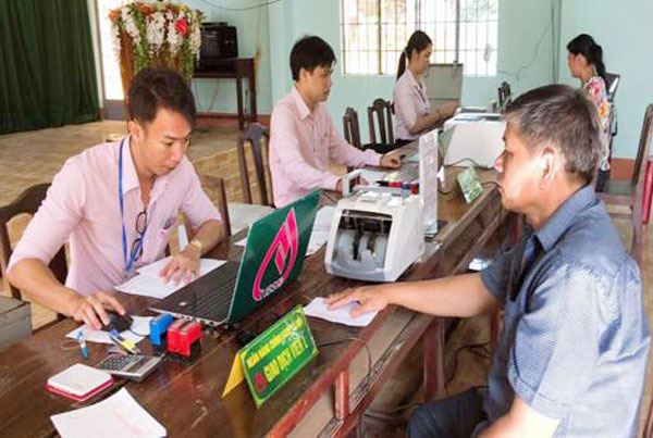 NHCSXH huyện Lộc Ninh  giải ngân vốn tín dụng đến khách hàng Ảnh được thực hiện trước ngày 01/4/2020