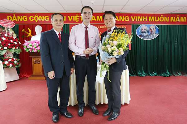 Đồng chí Nguyễn Đức Hải, Ủy viên Ban thường vụ Đảng ủy NHCSXH TW - Phó Tổng Giám đốc chúc mừng các đồng chí được Đại hội bầu là Bí thư, Phó Bí thư Chi bộ Kiểm tra kiểm soát nội bộ, nhiệm kỳ 2020 - 2022.