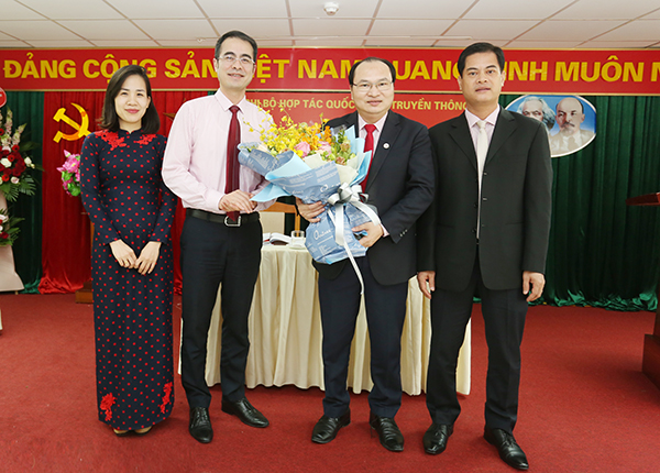 Đồng chí Nguyễn Đức Hải, Ủy viên Ban thường vụ Đảng ủy NHCSXH TW - Phó Tổng Giám đốc chúc mừng Ban Chi ủy Chi bộ Hợp tác quốc tế và Truyền thông nhiệm kỳ 2020 - 2022