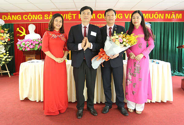 Đồng chí Bùi Quang Vinh, Phó Bí thư Đảng ủy NHCSXH TW - Phó Tổng Giám đốc chúc mừng Ban Chi ủy Chi bộ Sở Giao dịch, nhiệm kỳ 2020 - 2025