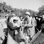 Chủ tịch Hồ Chí Minh đến thăm nông dân tỉnh Bắc Kạn đang thu hoạch lúa mùa năm 1950
