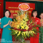 Đại diện Đảng ủy Khối Doanh nghiệp tỉnh tặng hoa chúc mừng Đại hội Đảng bộ NHCSXH tỉnh Hà Nam lần thứ VI nhiệm kỳ 2020 - 2025