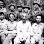 Bác Hồ chụp ảnh kỷ niệm với chiến sĩ Điện Biên mừng sinh nhật Bác (19/5/1954)