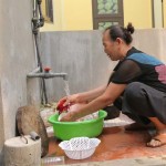 Từ nguồn vốn vay, gia đình bà Đinh Thị Lan ở xóm Đồng Chúi, xã Tân Vinh, huyện Lương Sơn đã xây dựng được công trình cung cấp nước sạch đạt chuẩn