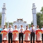 Thủ tướng Nguyễn Xuân Phúc cùng các đại biểu cắt băng khánh thành Đền Chung Sơn - Đền thờ gia tiên Chủ tịch Hồ Chí Minh