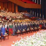 Các đồng chí lãnh đạo, nguyên lãnh đạo Đảng, Nhà nước và các đại biểu thực hiện nghi lễ chào cờ tại Lễ kỷ niệm
