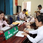 Người nghèo và các đối tượng chính sách TP Hồ Chí Minh nhận vốn vay ưu đãi tại Điểm giao dịch xã