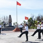 Chiến sĩ Hải quân đảo Phan Vinh trong lễ chào cờ Tổ quốc