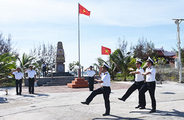 Chiến sĩ Hải quân đảo Phan Vinh trong lễ chào cờ Tổ quốc