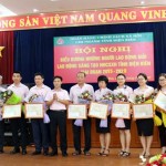 Lãnh đạo NHCSXH tỉnh Điện Biên trao tặng Giấy khen của Tổng Giám đốc NHCSXH cho các cá nhân đã có thành tích xuất sắc trong phong trào thi đua giai đoạn 2015 - 2020