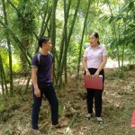 Cán bộ NHCSXH huyện Lang Chánh thường xuyên xuống cơ sở nắm bắt tâm tư nguyện vọng của bà con