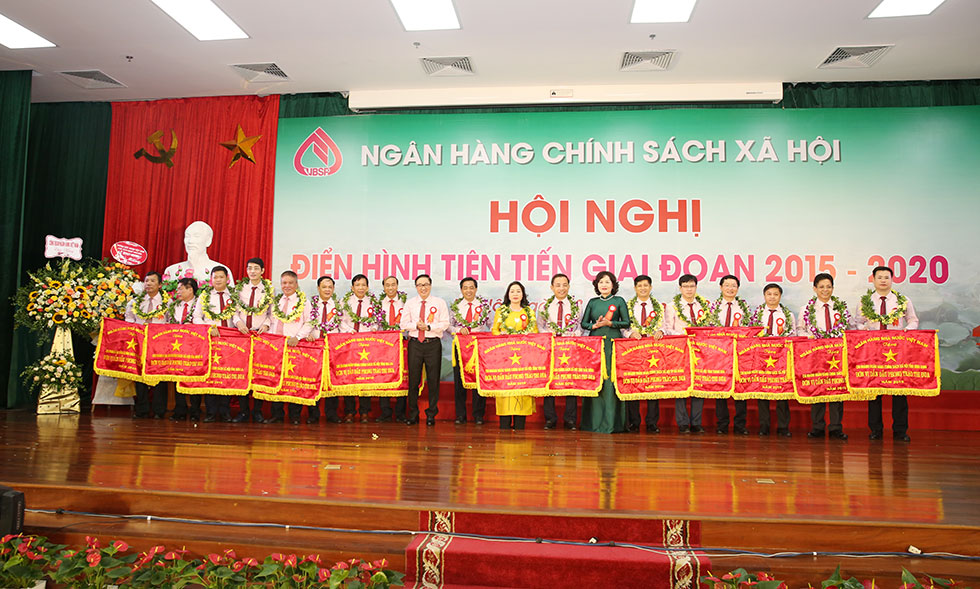 17 đơn vị trực thuộc NHCSXH vinh dự được nhận Cờ thi đua của NHNN Việt Nam