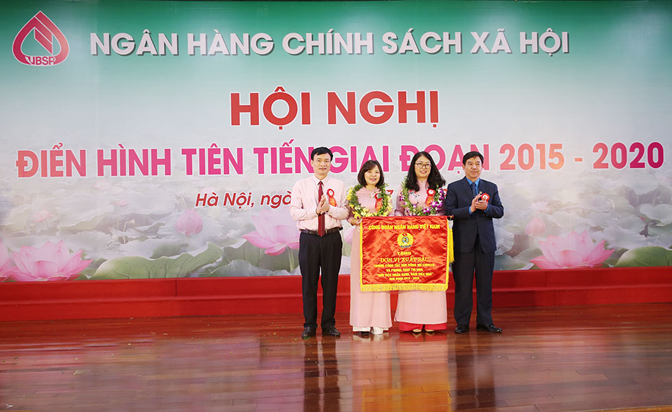 Công đoàn cơ sở Hội sở chính NHCSXH nhận Cờ thi đua của Công đoàn Ngân hàng Việt Nam vì đã có thành tích xuất sắc trong phong trào “Giỏi việc ngân hàng, đảm việc nhà” giai đoạn 2010 - 2020