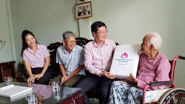 Công đoàn cơ sở NHCSXH tỉnh Quảng Bình tổ chức đến thăm hỏi động viên 18 Mẹ Việt Nam Anh hùng trên địa bàn
