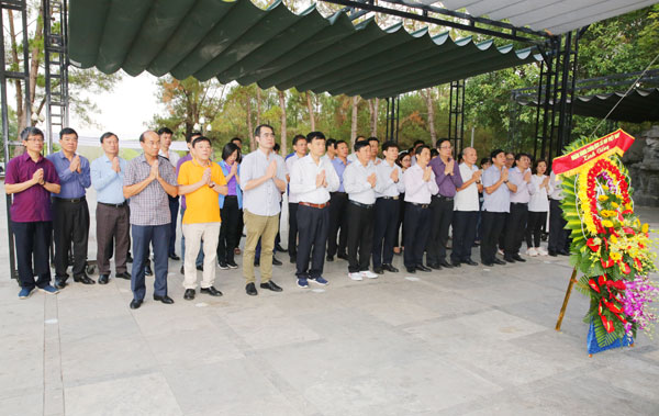 Dâng hoa, dâng hương tưởng niệm các Anh hùng liệt sĩ tại NTLSQG Trường Sơn
