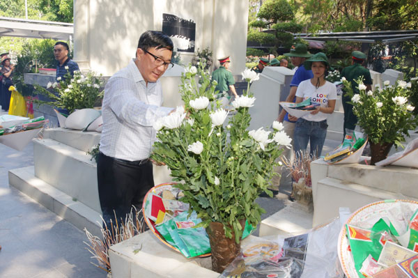Những đóa hoa trắng tinh khôi đã được đặt lên mộ của 10 TNXP tại Ngã Ba Đồng Lộc