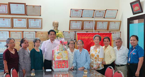 Công đoàn cơ sở NHCSXH TP Hồ Chí Minh thăm hỏi, động viên và trao tặng 52 phần quà cho các thân nhân liệt sỹ neo đơn, không còn người thân đang được chăm sóc tại Trung tâm Dưỡng lão Thị Nghè, quận Bình Thạnh 