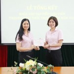 Phó Tổng Giám đốc Trần Lan Phương (bên trái) trao chứng chỉ cho các học viên