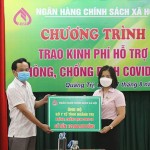 Đại diện NHCSXH tỉnh Quảng Trị trao tiền ủng hộ phòng, chống dịch Covid - 19 cho lãnh đạo Sở Y tế
