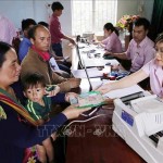 Hộ đồng bào DTTS nhận vốn vay ưu đãi tại Điểm giao dịch xã Đê Ar, huyện Mang Yang (Gia Lai)
Ảnh: Trần Việt/TTXVN