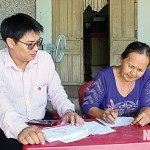 Cán bộ NHCSHX huyện Thuận Nam hướng dẫn Tổ trưởng Tổ tiết kiệm và vay vốn thực hiện công tác huy động vốn trong các thành viên.