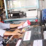 Nguồn vốn vay giải quyết việc làm đã giúp anh Nguyễn Đăng Phúc ở thị trấn Ngô Mây, huyện Phù Cát sắm 3 máy in màu đời mới phục vụ cho hoạt động kinh doanh