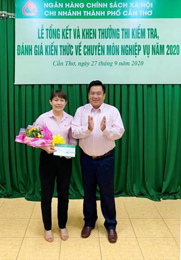 Giám đốc NHCSXH TP Cần Thơ Huỳnh Văn Thuận trao thưởng cho cá nhân đạt Giải đặc biệt