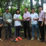 Công đoàn NHCSXH chi nhánh tỉnh Đồng Nai trao học bổng cho em Chu Ngọc Quỳnh huyện Trảng Bom, tỉnh Đồng Nai