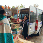 Ban Giám đốc và Công đoàn cơ sở NHCSXH tỉnh Hà Tĩnh phối hợp cùng các ngành địa phương hỗ trợ mỳ tôm, nước uống, lương khô cho các gia đình bị ngập lụt