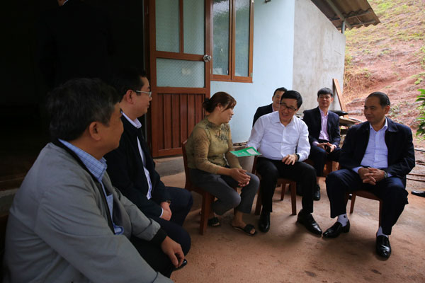 Thăm hỏi, động viên gia đình hộ vay vốn Nguyễn Thị Ngà ở bản Trung Tâm, xã Tú Nang, huyện Yên Châu 