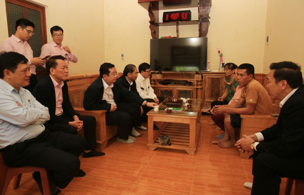 Đoàn đến thăm, động viên gia đình anh Phan Văn Hưng ở bản Trung Tâm, xã Tú Nang, huyện Yên Châu sử dụng và phát huy hiệu quả vốn vay tín dụng chính sách