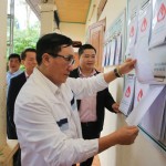Tổng Giám đốc Dương Quyết Thắng kiểm tra các thông tin tín dụng chính sách được NHCSXH tỉnh Sơn La niêm yết công khai tại Điểm giao dịch xã Tú Nang, huyện Yên Châu