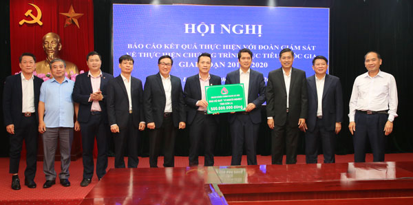 NHCSXH trao 500 triệu đồng ủng hộ Quỹ “Vì người nghèo” tỉnh Sơn La
