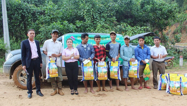 Công đoàn cơ sở NHCSXH tỉnh Đắk Lắk và Quảng Nam trao quà hỗ trợ đồng bào huyện Tây Giang (Quảng Nam) bị ảnh hưởng bão lũ