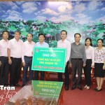 Phó Tổng Giám đốc NHCSXH Nguyễn Đức Hải chia sẻ khó khăn với nhân dân Quảng Trị