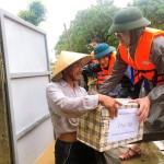 Đoàn công tác của NHCSXH đã trực tiếp trao quà hỗ trợ cho gia đình ông Hoàng Trọng Phú ở thôn Trần Xá, xã Hàm Ninh, huyện Quảng Ninh (Quảng Bình)