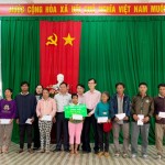 Trao ủng hộ cho các hộ đồng bào DTTS tại thôn Mang He, xã Sơn Bua (huyện Sơn Tây) với tổng số tiền là 40 triệu đồng