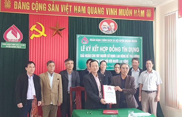 NHCSXH tỉnh Quảng Bình ký hợp đồng giải ngân theo Quyết định 32