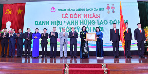 Phó Chủ tịch nước Đặng Thị Ngọc Thịnh trao Bằng chứng nhận “Anh hùng lao động” thời kỳ đổi mới cho NHCSXH   