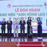 Phó Chủ tịch nước Đặng Thị Ngọc Thịnh trao Bằng chứng nhận “Anh hùng lao động” thời kỳ đổi mới cho NHCSXH