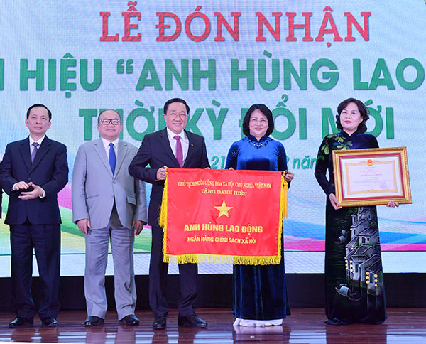 Phó Chủ tịch nước Đặng Thị Ngọc Thịnh trao Cờ “Anh hùng lao động” thời kỳ đổi mới cho NHCSXH