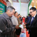 Tổng Giám đốc NHCSXH Dương Quyết Thắng tặng quà cho các gia đình có công với Cách mạng, gia đình chính sách và hộ nghèo tại xã Lam Cốt