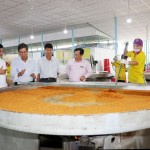 Từ 2 triệu đồng vốn vay ưu đãi ban đầu, nay đã giúp ông Huỳnh Văn Bé (thứ hai từ trái qua) khởi nghiệp thành công