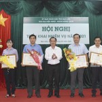 Chủ tịch UBND tỉnh Phạm Văn Thiều tặng Bằng khen và chúc mừng các tập thể, cá nhân có thành tích xuất sắc trong hoạt động củng cố nâng cao chất lượng tín dụng chính sách năm 2020