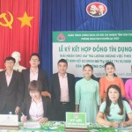 NHCSXH huyện Sa Thầy (Kon Tum) tổ chức ký hợp đồng tín dụng với khách hàng được vay vốn