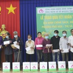 Đại diện lãnh đạo NHCSXH tỉnh Quảng Ngãi trao quà Tết cho người nghèo