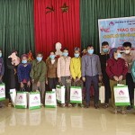 Nhân dịp Tết đến Xuân về, Công đoàn cơ sở NHCSXH tỉnh Thanh Hóa đã tặng 50 suất quà cho hộ nghèo và các gia đình chính sách trên địa bàn huyện Như Xuân