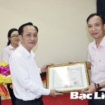 Chủ tịch UBND tỉnh Phạm Văn Thiều tặng Bằng khen cho các tập thể, cá nhân có thành tích xuất sắc trong hoạt động củng cố, nâng cao chất lượng tín dụng chính sách năm 2020