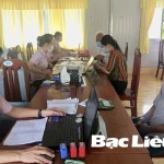 Người dân huyện Hồng Dân nhận vốn vay ưu đãi tại Điểm giao dịch xã Ninh Quới A