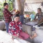 Nhờ vay vốn tín dụng ưu đãi, người dân phường Thuận Hưng, quận Thốt Nốt phát triển kinh tế gia đình với nghề làm bánh tráng